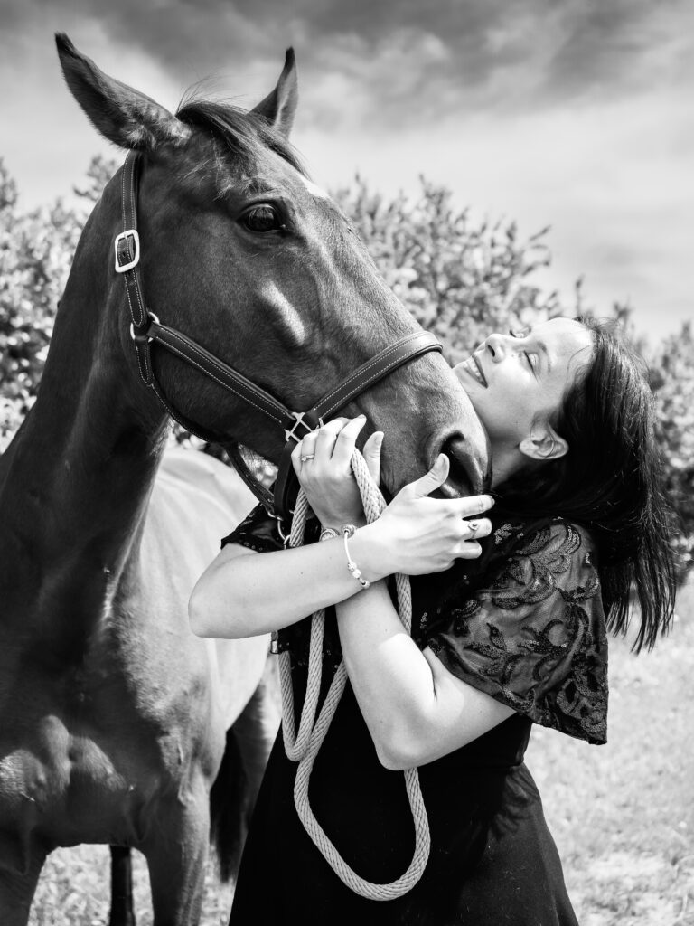 Photographie noir et blanc cheval et cavalière