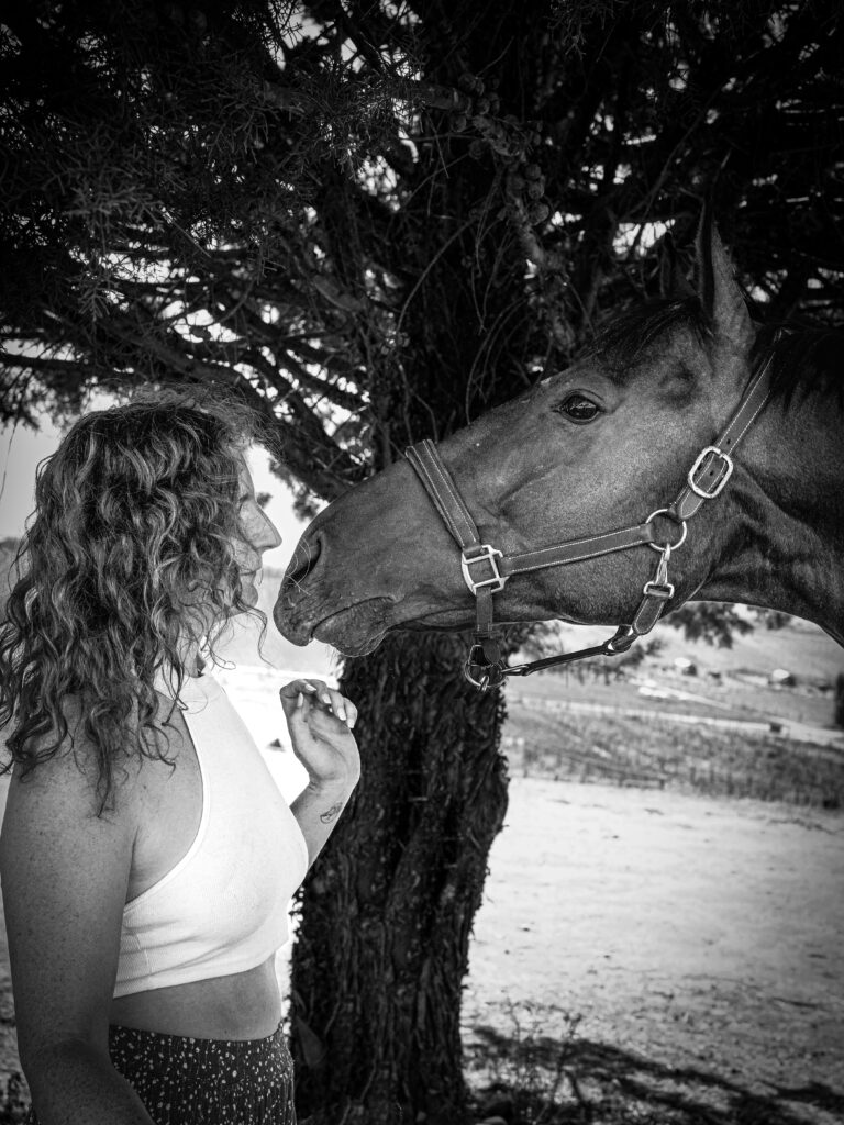 Photographie noir et blanc d'un cheval et cavalière