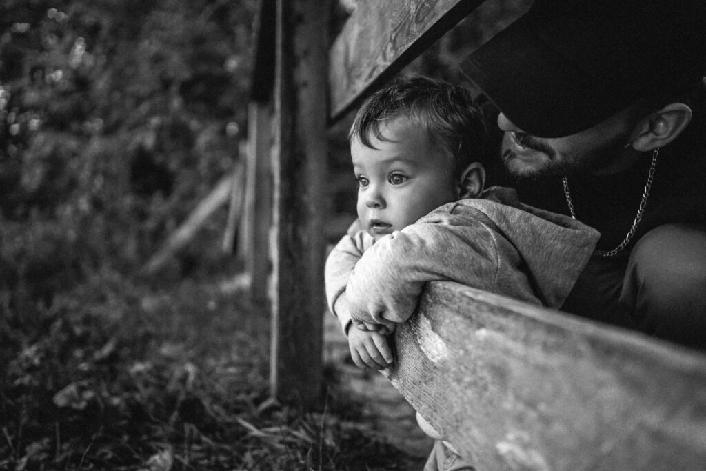 Photographie père fils en noir et blanc