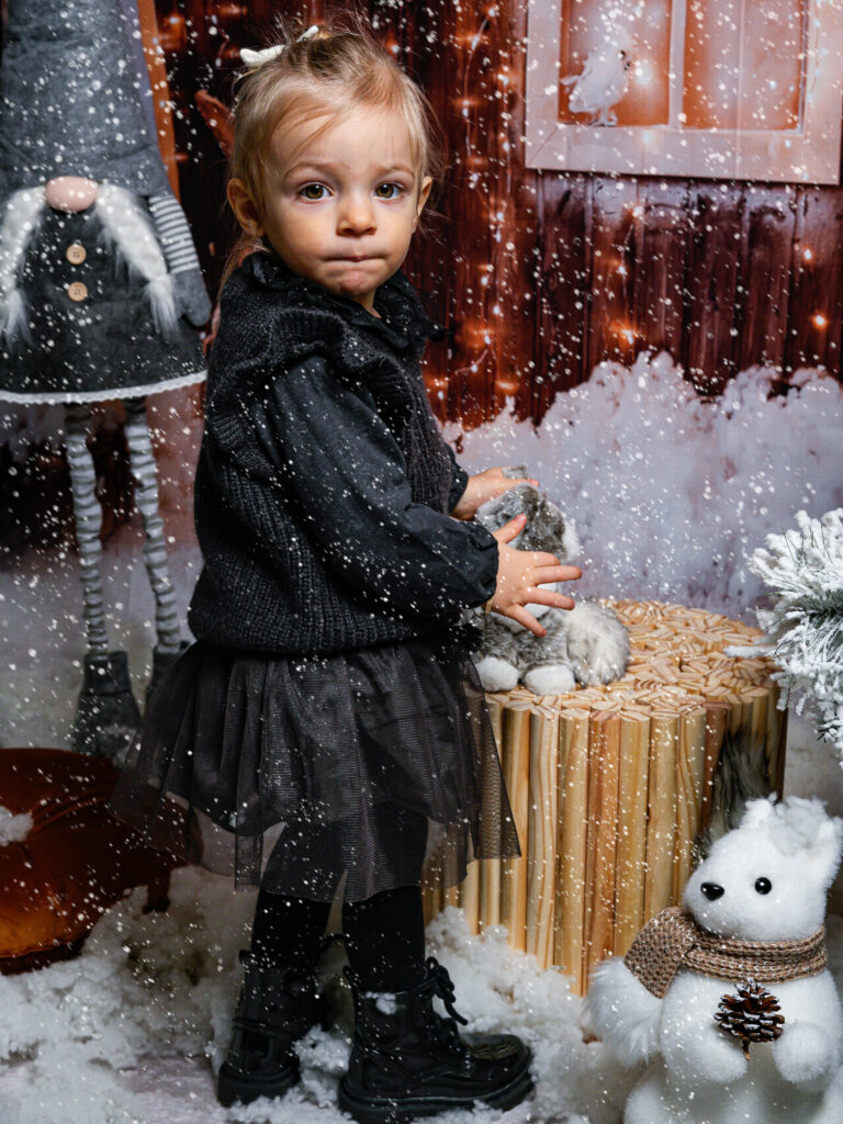 Photo d'une petite fille pendant une mini-séance de noël