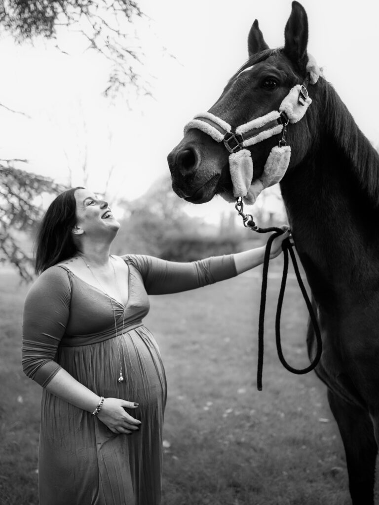 Photographie noir et blanc femme enceinte et cheval