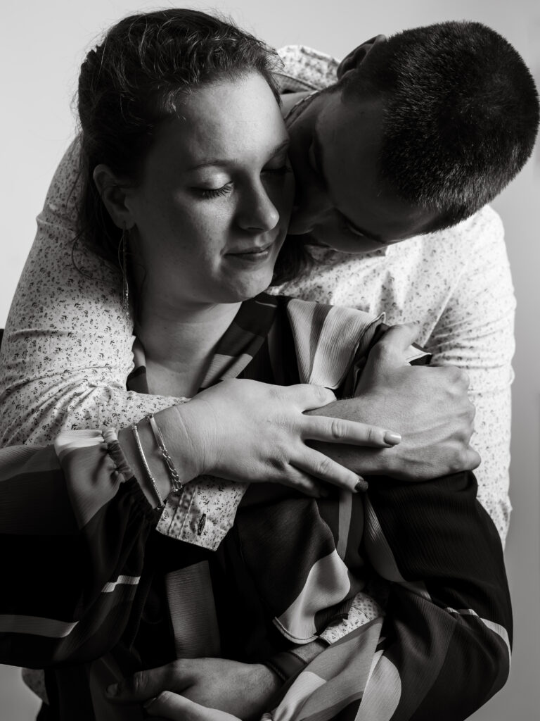 Shooting couple au studio en noir et blanc