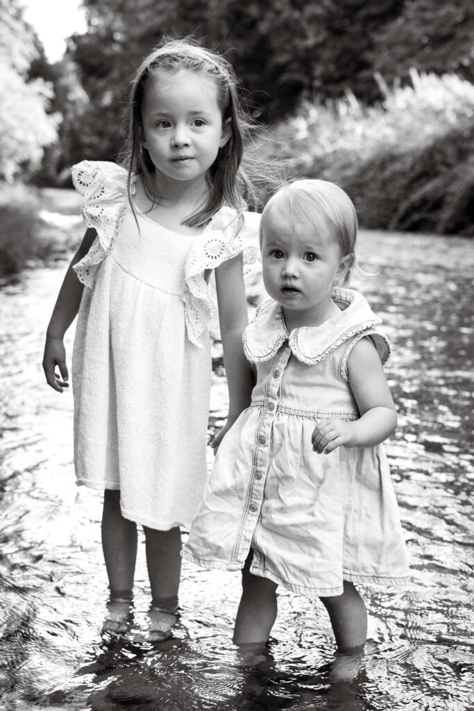 photographie de deux soeurs en noir et blanc